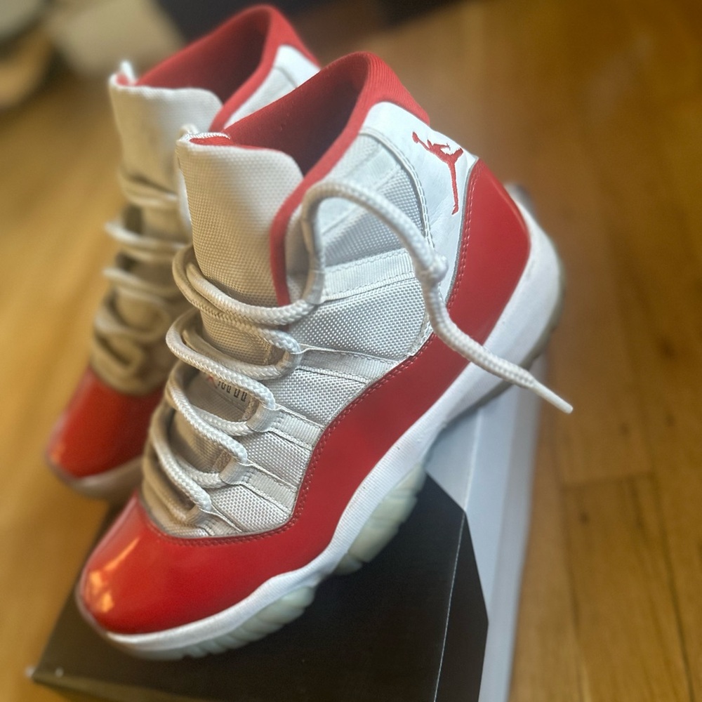 Jordan 11 Cherry Sz 9